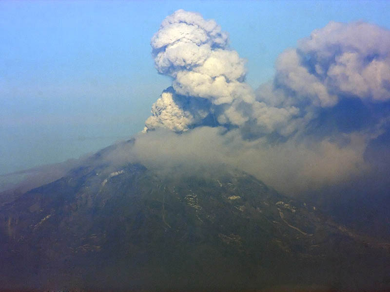 Mt. Redoubt spewing ash